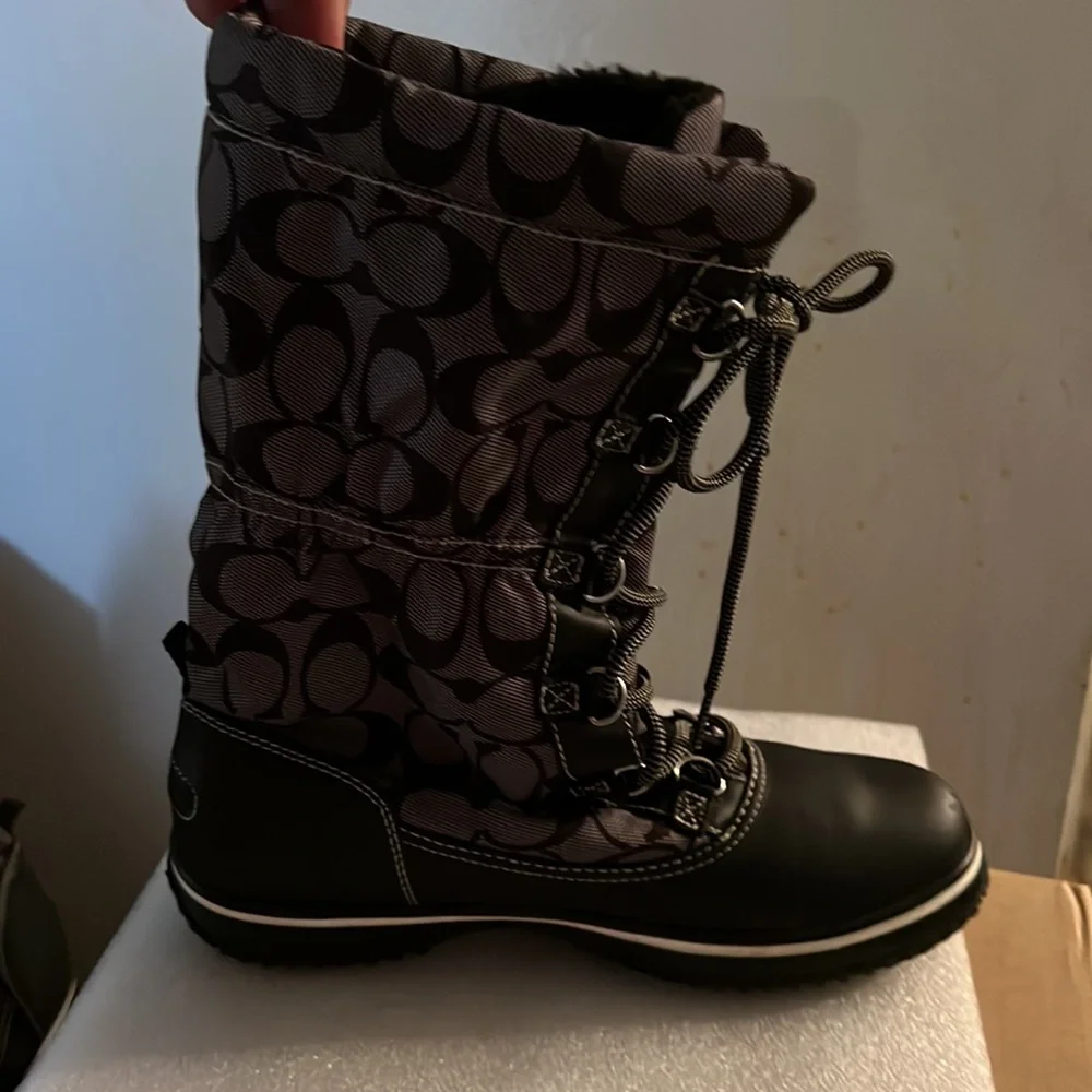 COACH BOOTS SIZE 8 women’s pre worn twice with a small scratch on the right boot - Picture 4 of 6